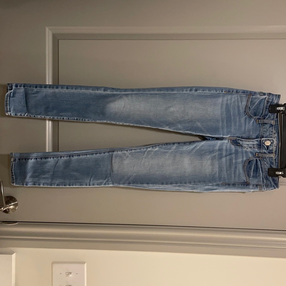 Light wash American eagle jeans in size 2